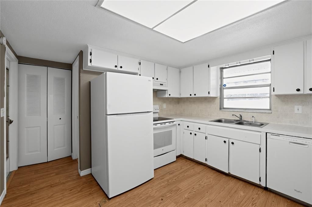 На продажу: $249,900 (2 спален, 2 ванн, 980 Квадратных фут)