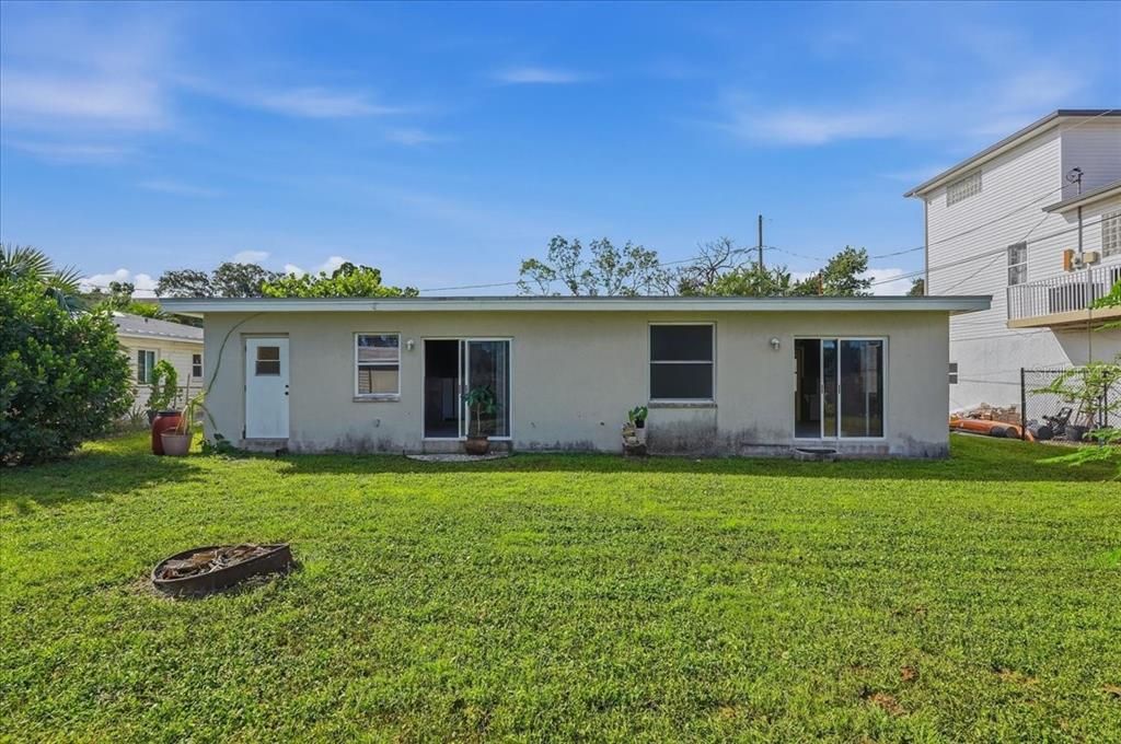 На продажу: $389,900 (0.18 acres)