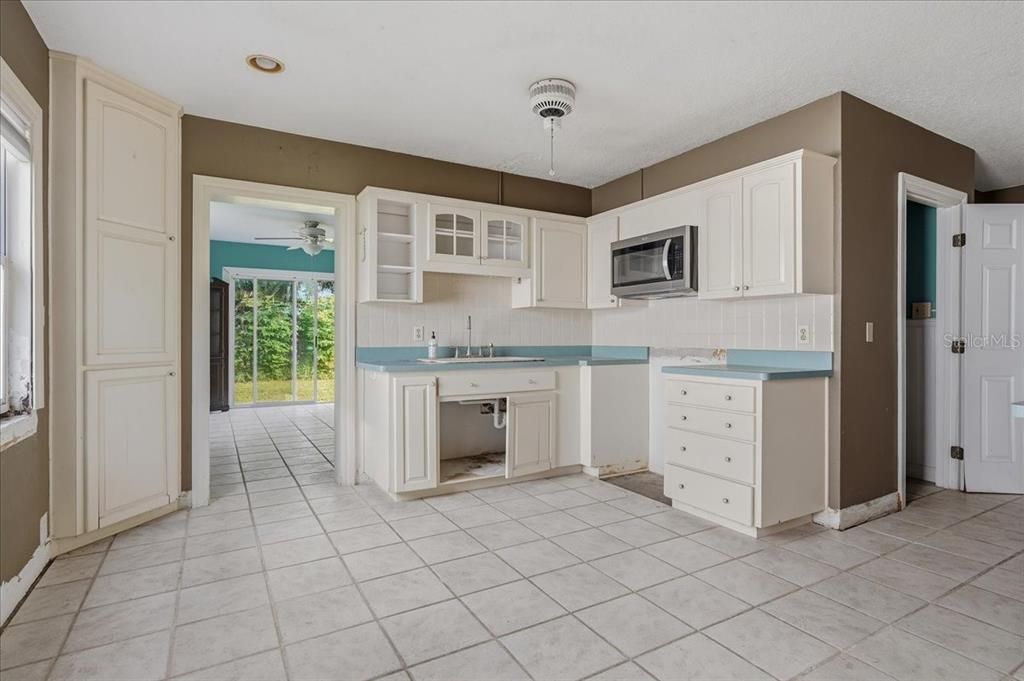 На продажу: $389,900 (0.18 acres)