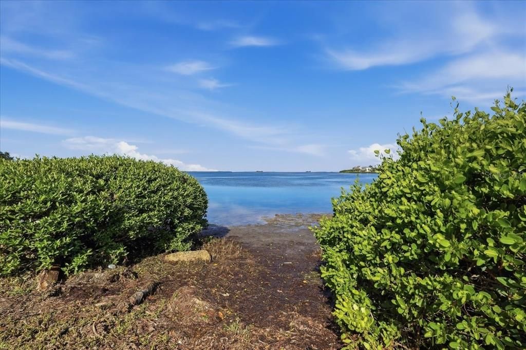 На продажу: $389,900 (0.18 acres)