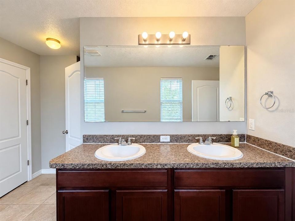 For Rent: $2,400 (4 beds, 2 baths, 2427 Square Feet)