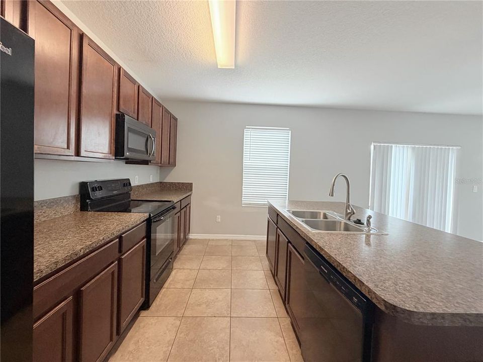 For Rent: $2,400 (4 beds, 2 baths, 2427 Square Feet)