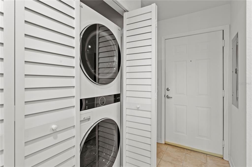 For Rent: $2,600 (1 beds, 1 baths, 967 Square Feet)