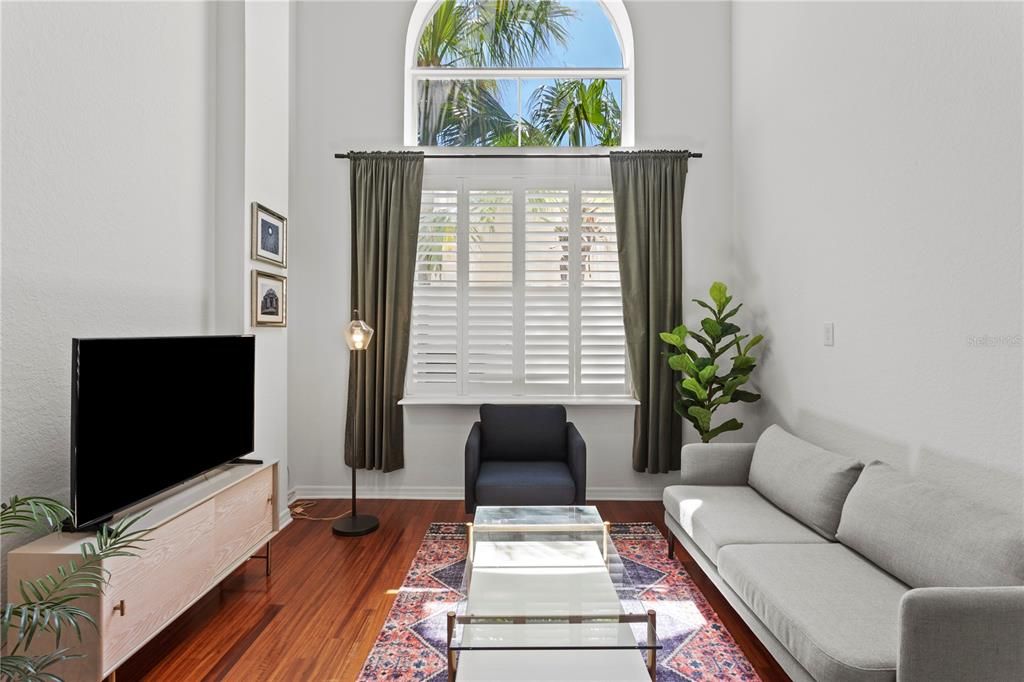 For Rent: $2,600 (1 beds, 1 baths, 967 Square Feet)