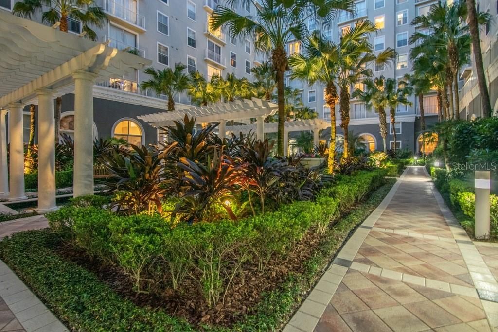 For Rent: $2,600 (1 beds, 1 baths, 967 Square Feet)