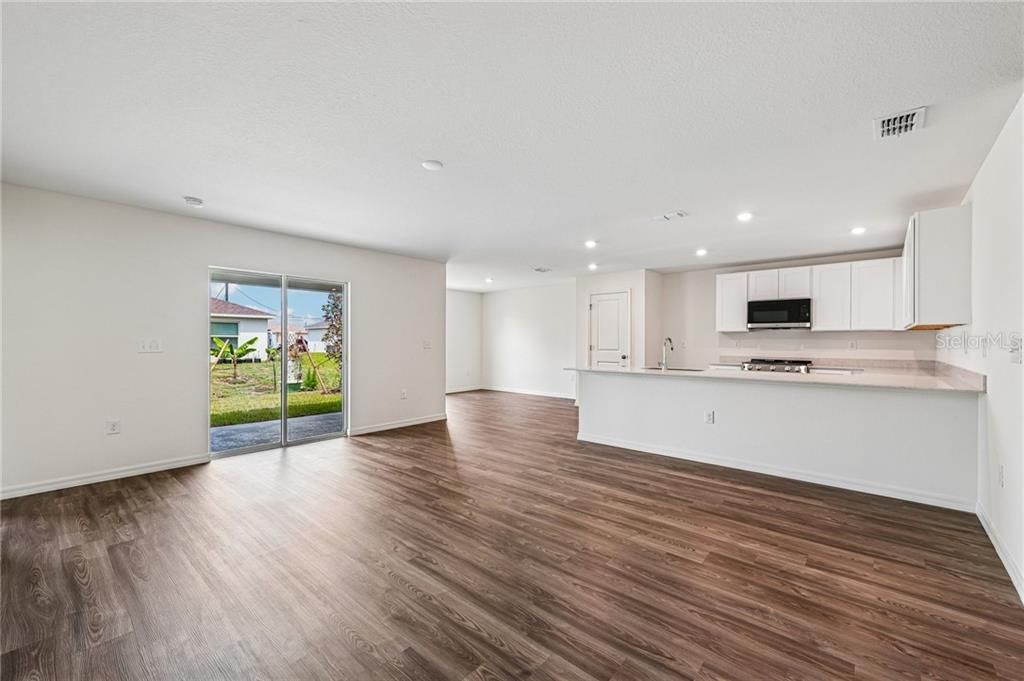 На продажу: $308,990 (4 спален, 2 ванн, 1808 Квадратных фут)