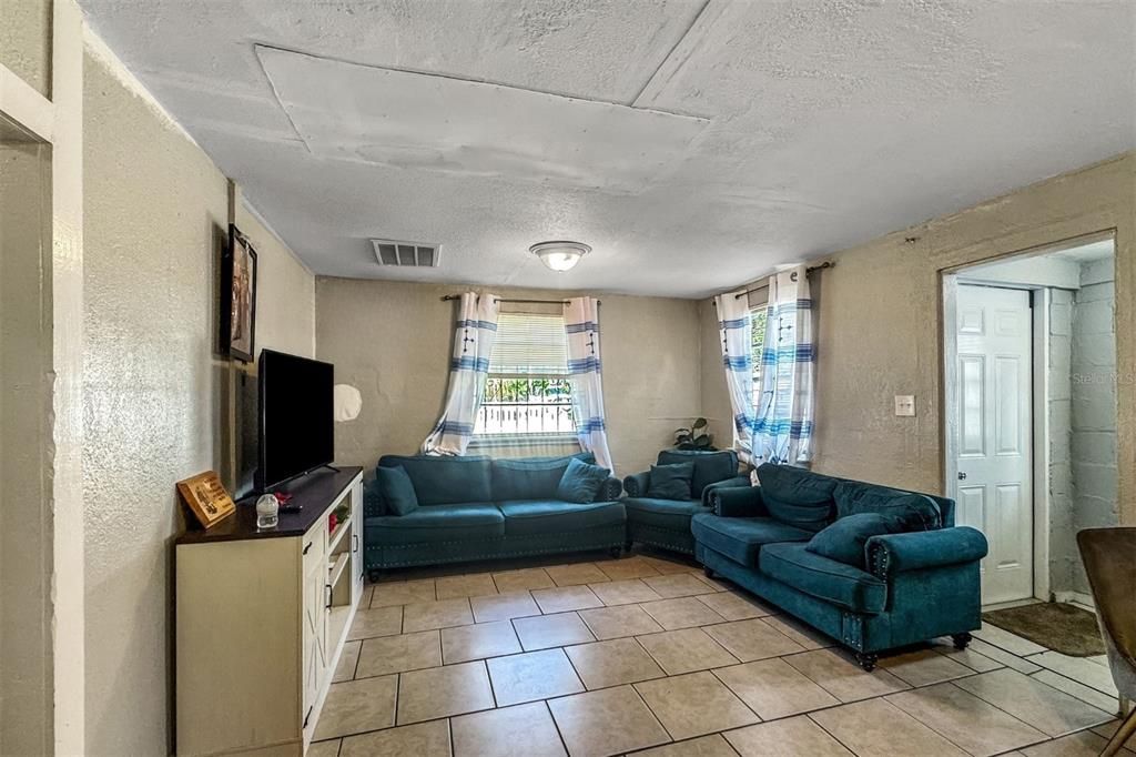 For Sale: $169,900 (2 beds, 1 baths, 684 Square Feet)
