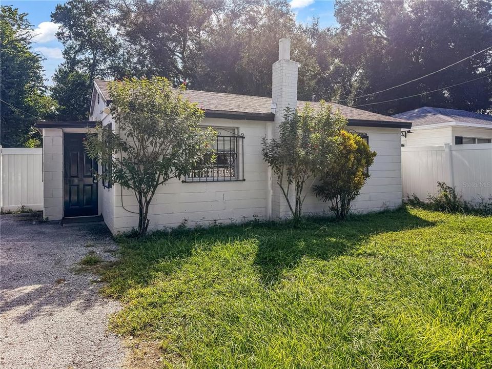For Sale: $169,900 (2 beds, 1 baths, 684 Square Feet)