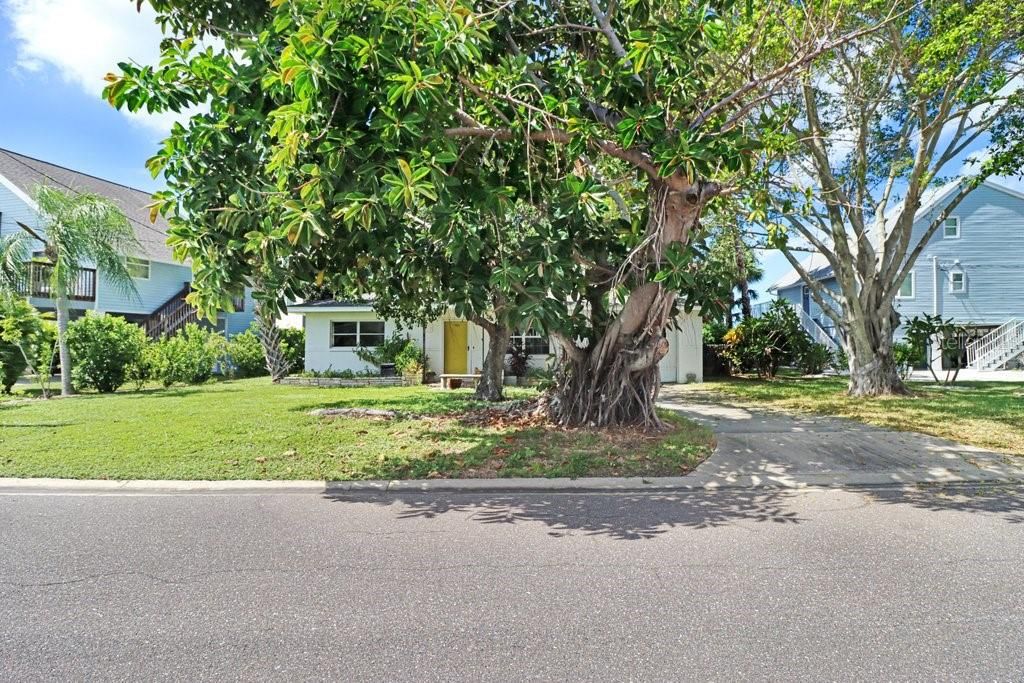 На продажу: $515,000 (0.12 acres)