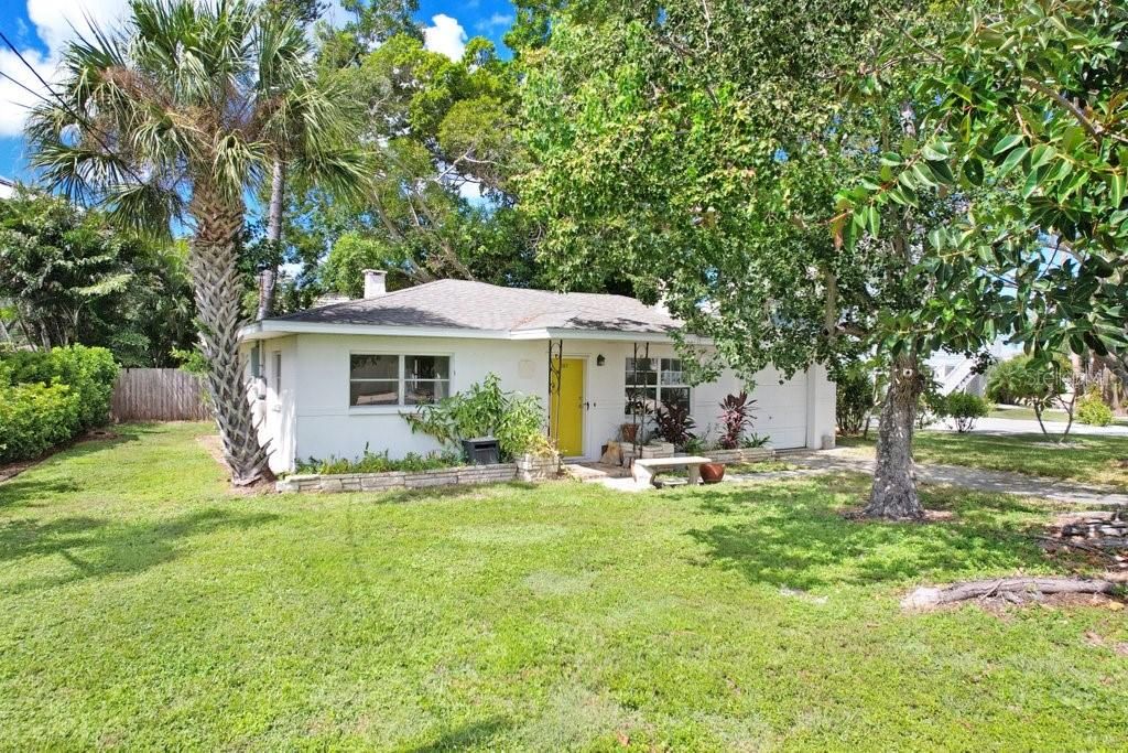 На продажу: $515,000 (0.12 acres)