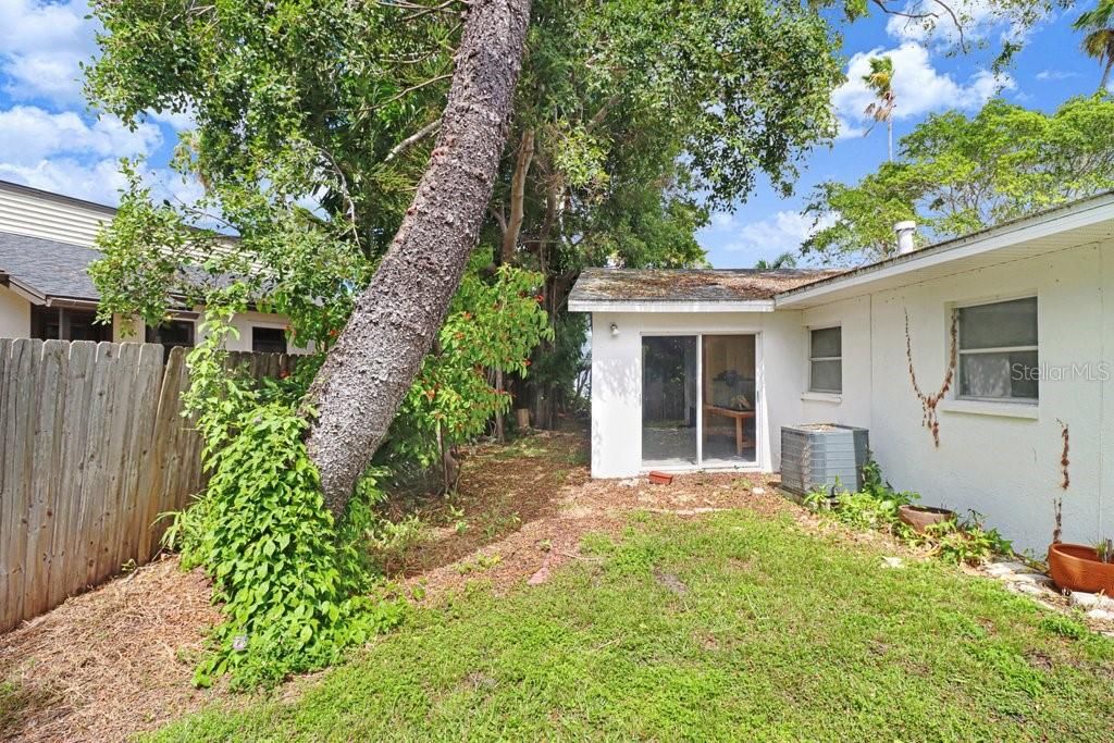 На продажу: $515,000 (0.12 acres)