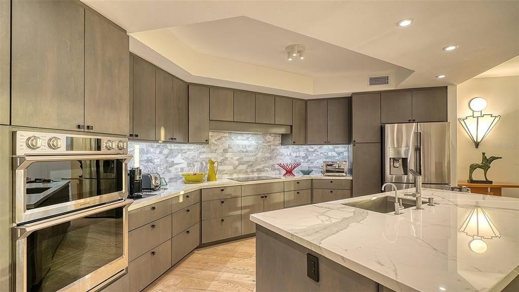 En Venta: $1,025,000 (3 camas, 3 baños, 2778 Pies cuadrados)