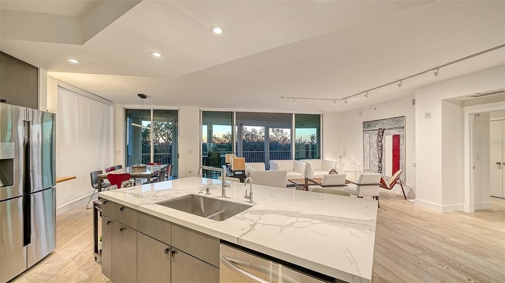 En Venta: $1,025,000 (3 camas, 3 baños, 2778 Pies cuadrados)