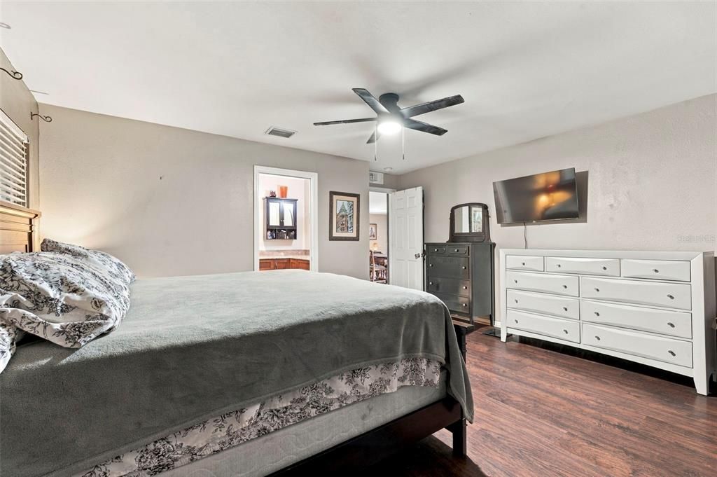 For Sale: $500,000 (3 beds, 2 baths, 1827 Square Feet)
