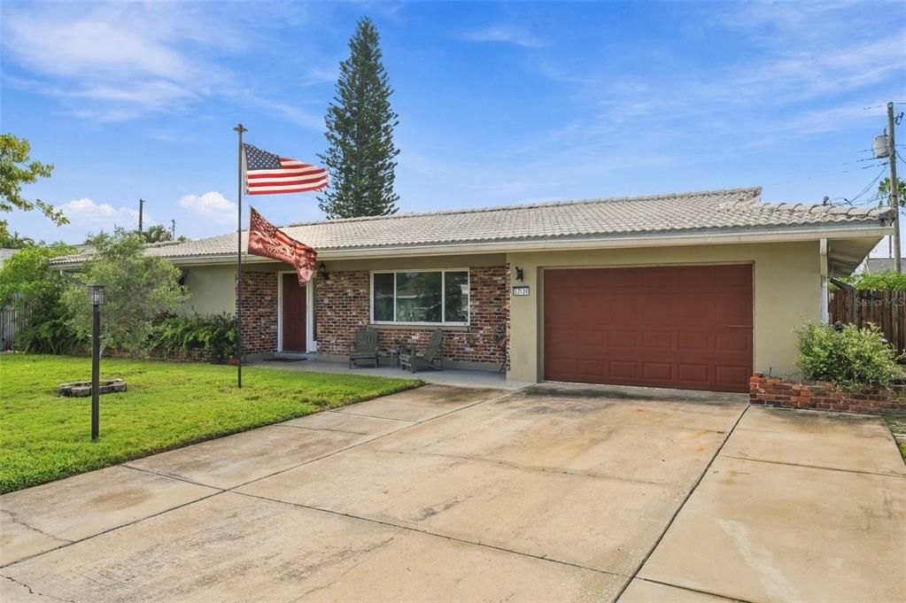 For Sale: $500,000 (3 beds, 2 baths, 1827 Square Feet)