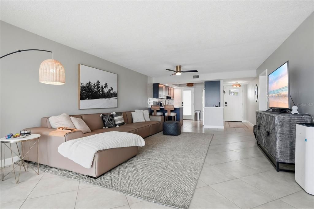 For Sale: $335,000 (2 beds, 2 baths, 1245 Square Feet)