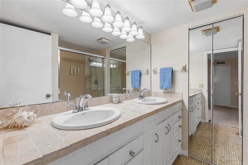 For Sale: $343,900 (2 beds, 2 baths, 1188 Square Feet)