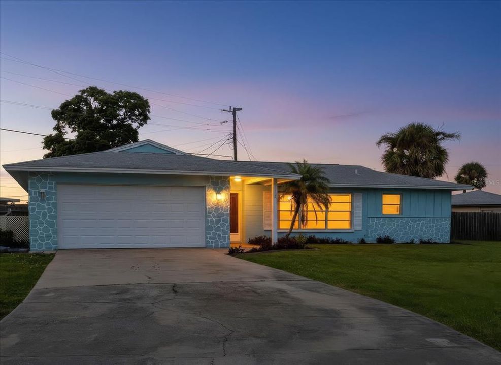 For Sale: $349,000 (2 beds, 2 baths, 1588 Square Feet)