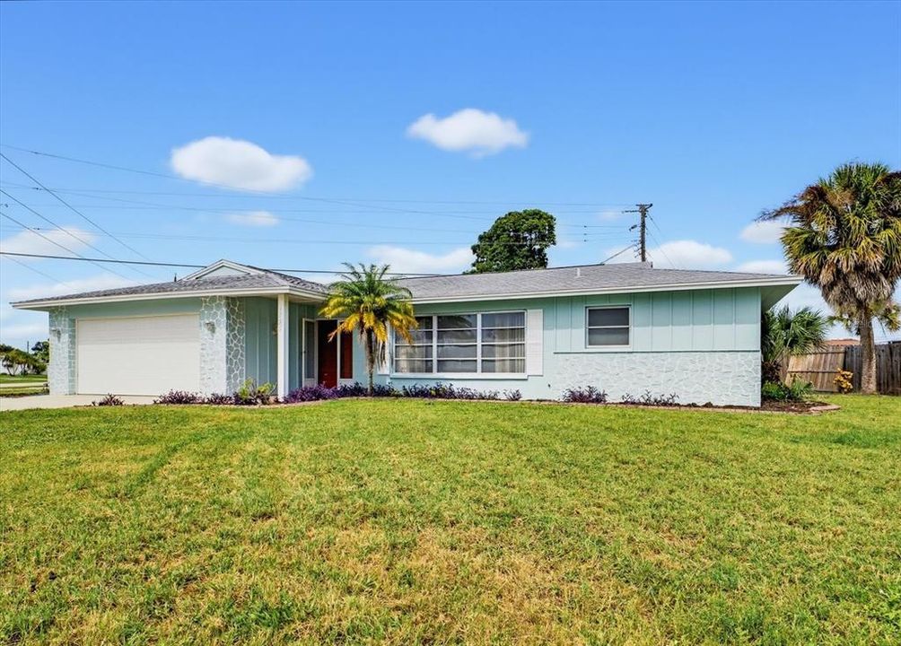 For Sale: $349,000 (2 beds, 2 baths, 1588 Square Feet)