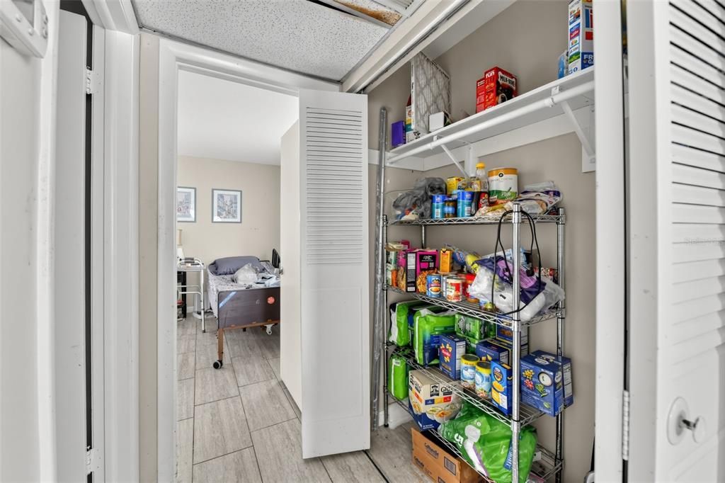 For Sale: $80,000 (1 beds, 1 baths, 800 Square Feet)