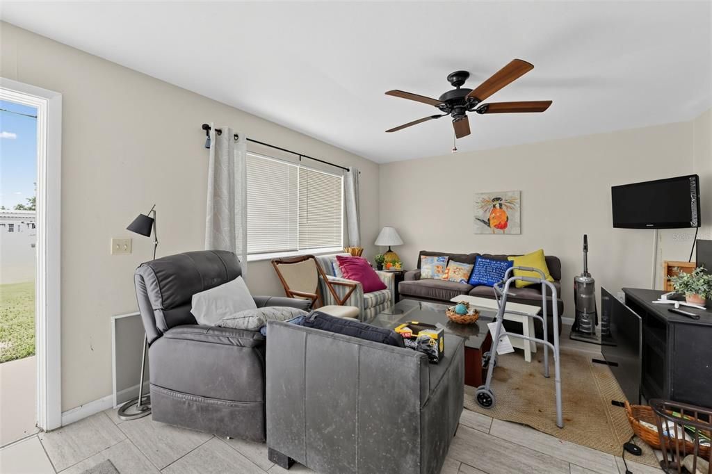 For Sale: $80,000 (1 beds, 1 baths, 800 Square Feet)