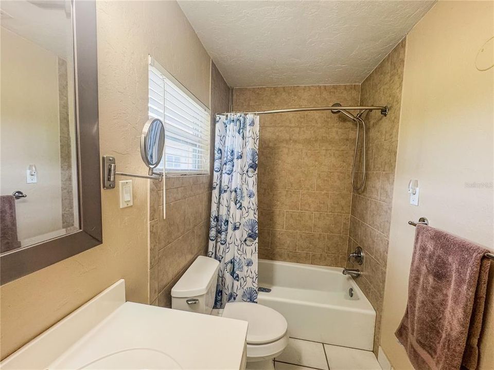 На продажу: $219,000 (2 спален, 1 ванн, 1637 Квадратных фут)
