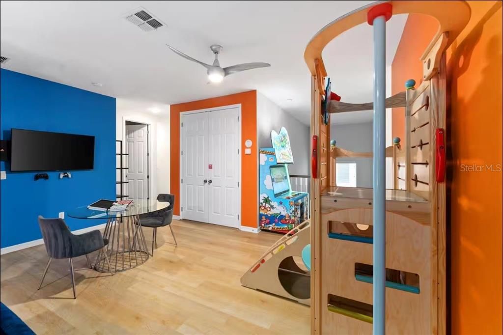 For Sale: $799,000 (9 beds, 6 baths, 4828 Square Feet)