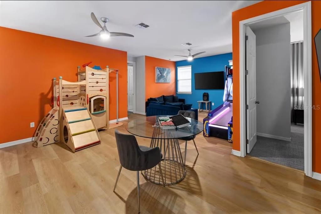 For Sale: $799,000 (9 beds, 6 baths, 4828 Square Feet)