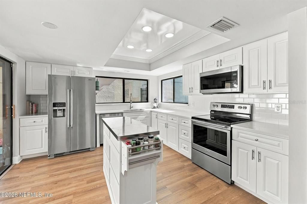 For Sale: $380,000 (3 beds, 3 baths, 1631 Square Feet)