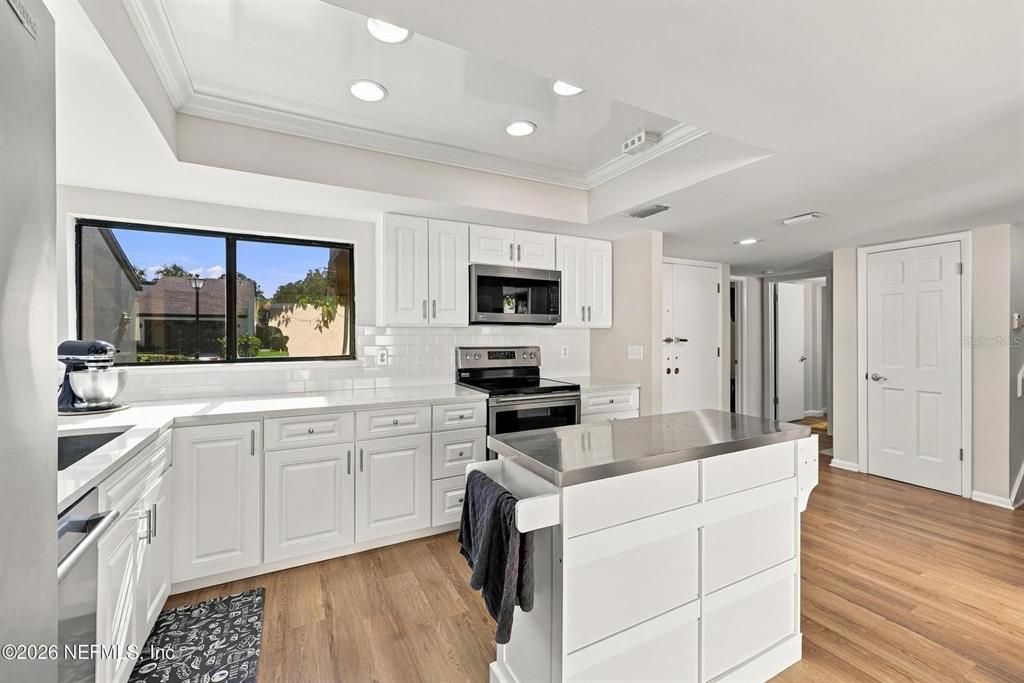 For Sale: $380,000 (3 beds, 3 baths, 1631 Square Feet)