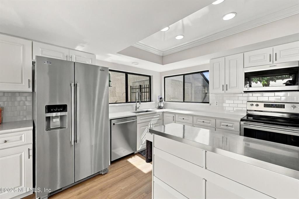 For Sale: $380,000 (3 beds, 3 baths, 1631 Square Feet)
