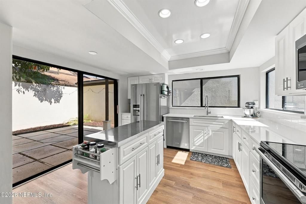 For Sale: $380,000 (3 beds, 3 baths, 1631 Square Feet)