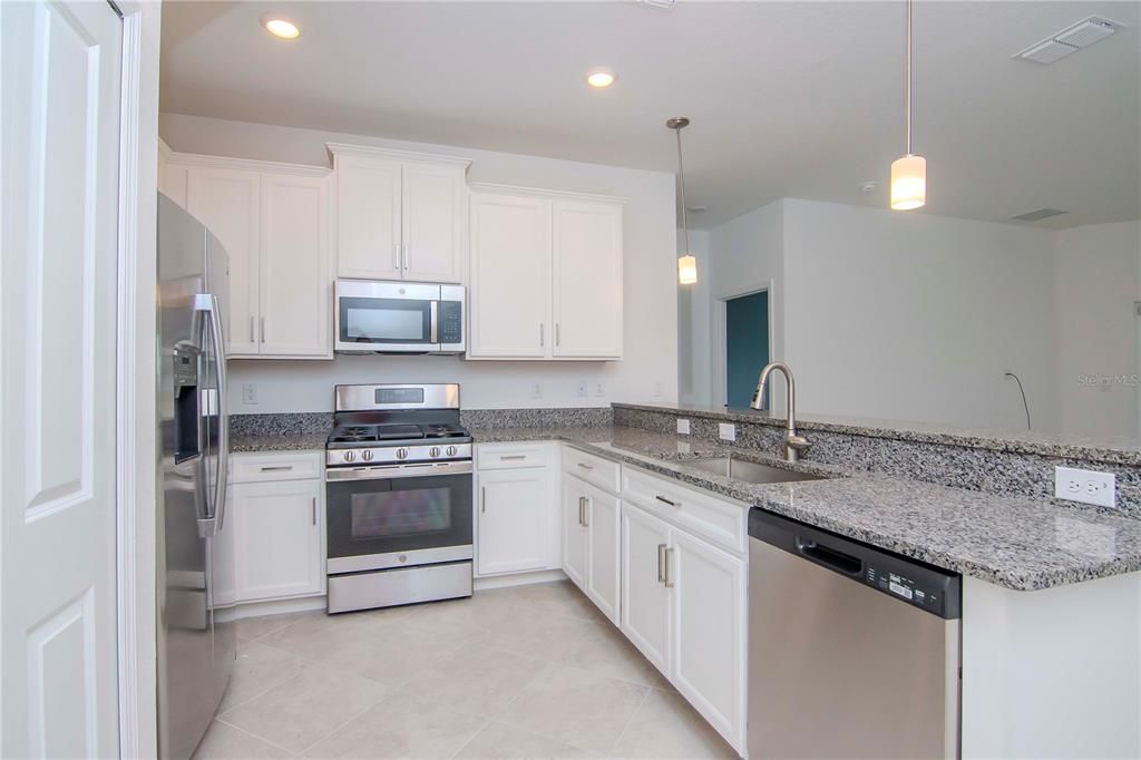 For Rent: $2,800 (5 beds, 2 baths, 2251 Square Feet)