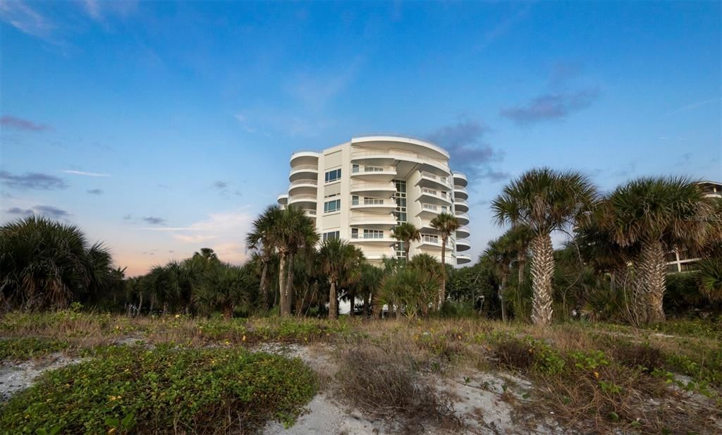 For Sale: $2,000,000 (3 beds, 2 baths, 2410 Square Feet)