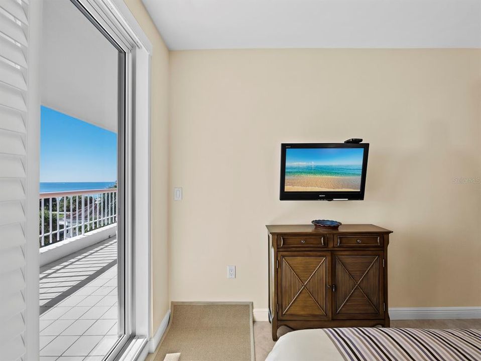 For Sale: $2,000,000 (3 beds, 2 baths, 2410 Square Feet)