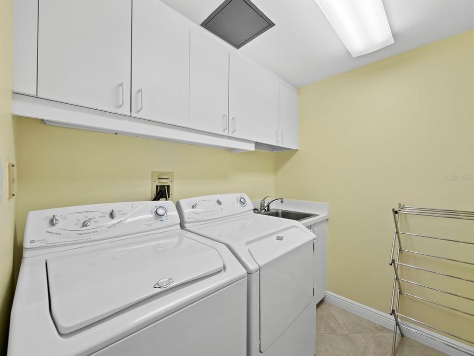 For Sale: $2,000,000 (3 beds, 2 baths, 2410 Square Feet)