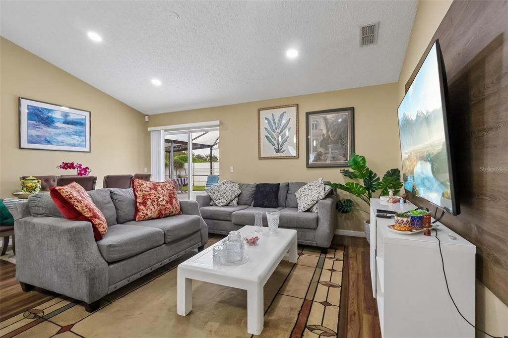 En Venta: $365,000 (3 camas, 2 baños, 1341 Pies cuadrados)