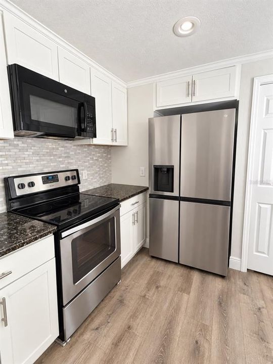 For Sale: $699,000 (6 beds, 5 baths, 2142 Square Feet)