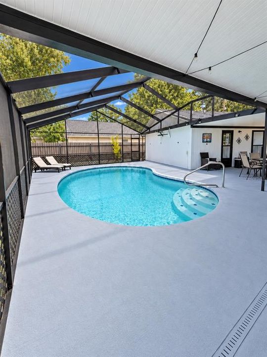 For Sale: $699,000 (6 beds, 5 baths, 2142 Square Feet)