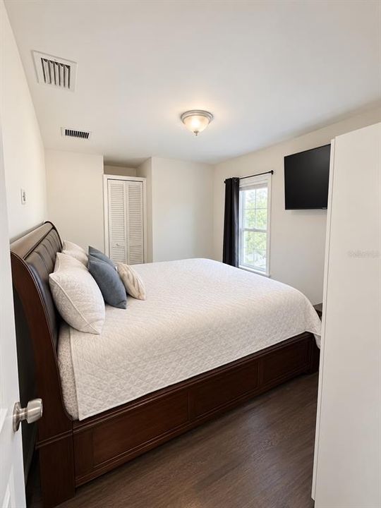 For Sale: $699,000 (6 beds, 5 baths, 2142 Square Feet)