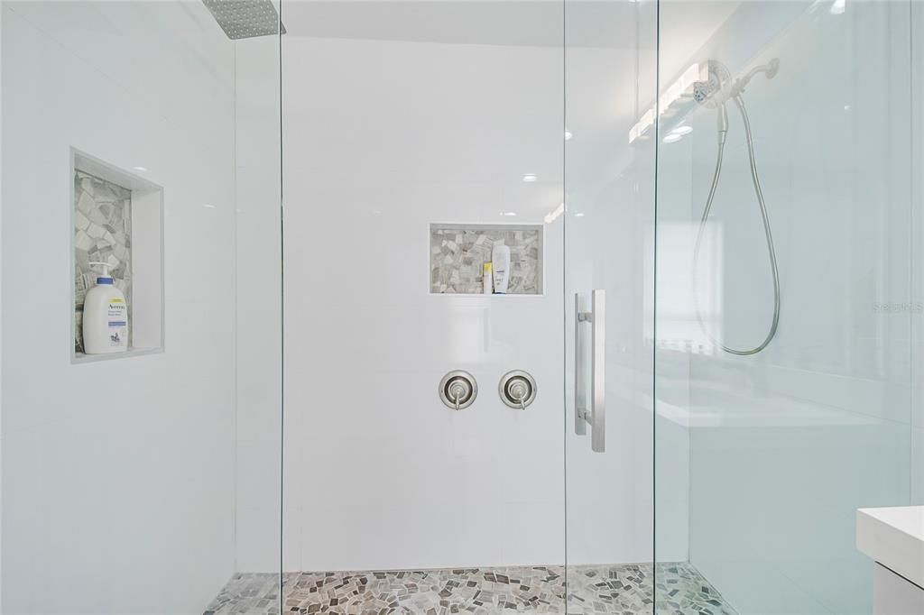 En Venta: $395,500 (4 camas, 2 baños, 1770 Pies cuadrados)