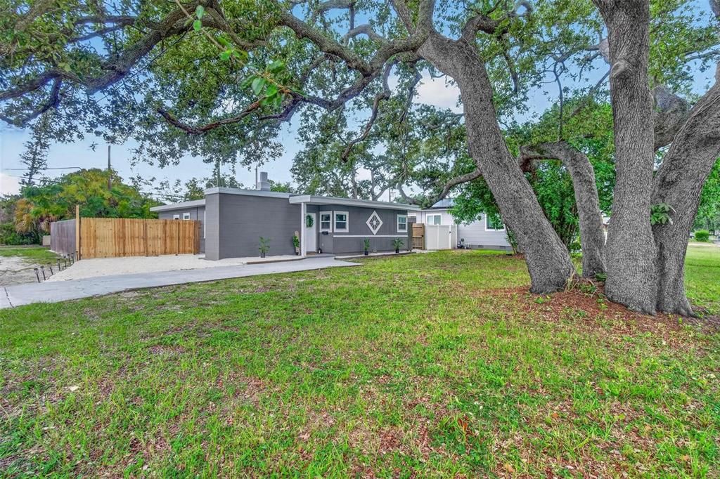 For Sale: $389,900 (3 beds, 2 baths, 1092 Square Feet)