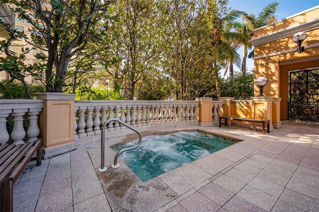 For Sale: $399,900 (2 beds, 1 baths, 1085 Square Feet)