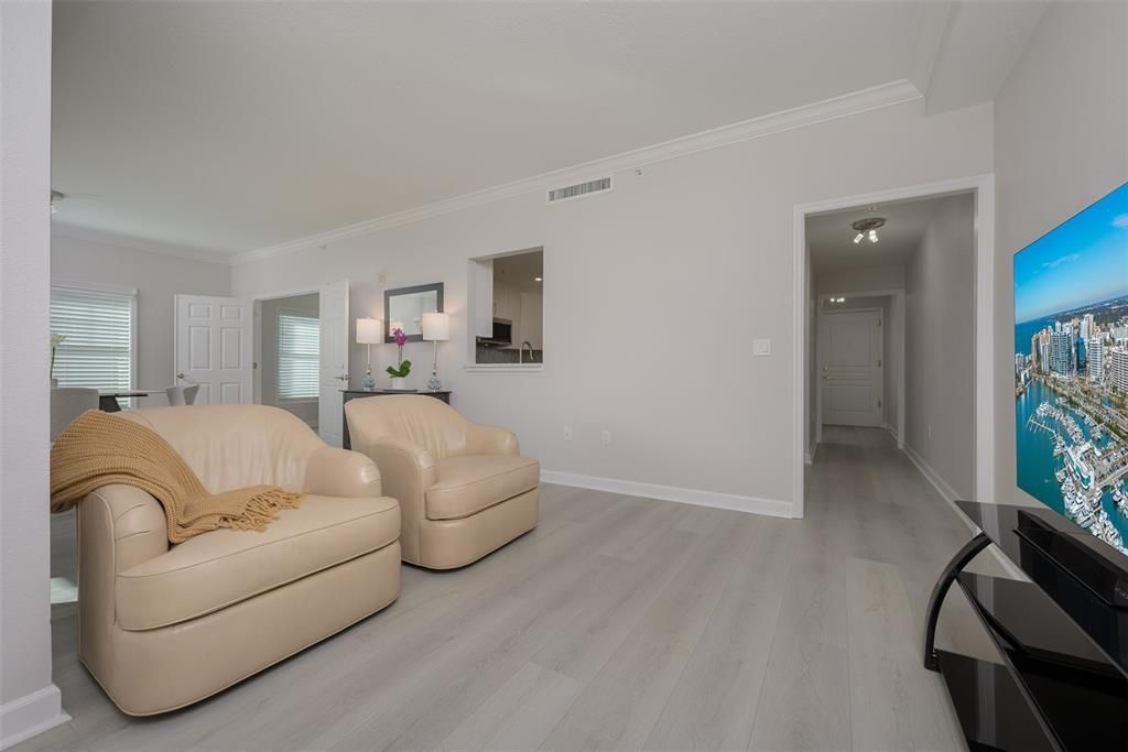 For Sale: $399,900 (2 beds, 1 baths, 1085 Square Feet)