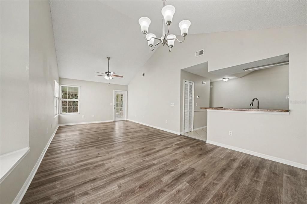 For Sale: $349,900 (2 beds, 2 baths, 1226 Square Feet)