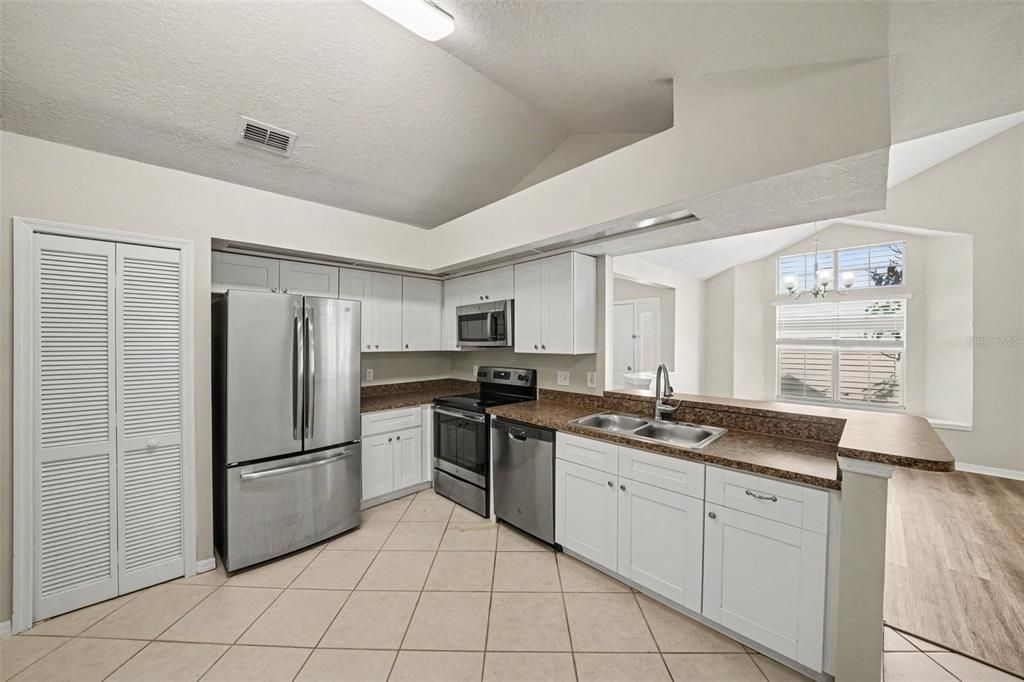 For Sale: $349,900 (2 beds, 2 baths, 1226 Square Feet)
