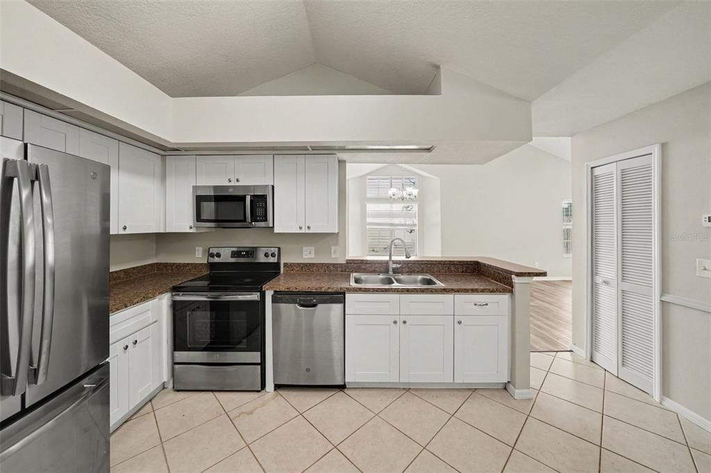 For Sale: $349,900 (2 beds, 2 baths, 1226 Square Feet)