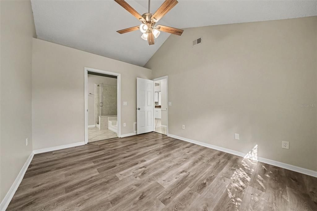 For Sale: $349,900 (2 beds, 2 baths, 1226 Square Feet)