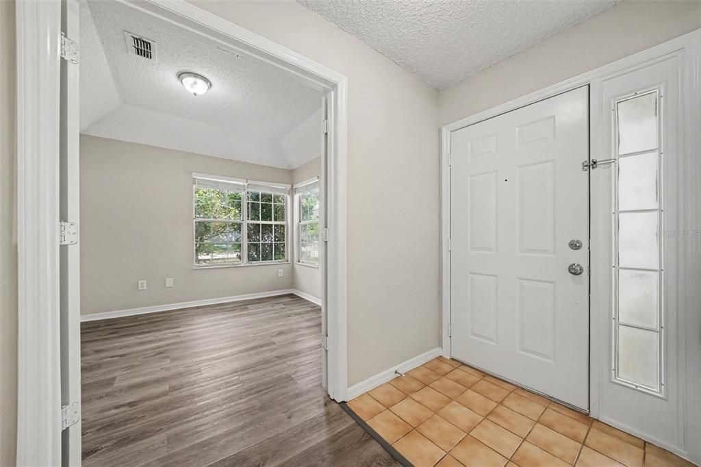 For Sale: $349,900 (2 beds, 2 baths, 1226 Square Feet)