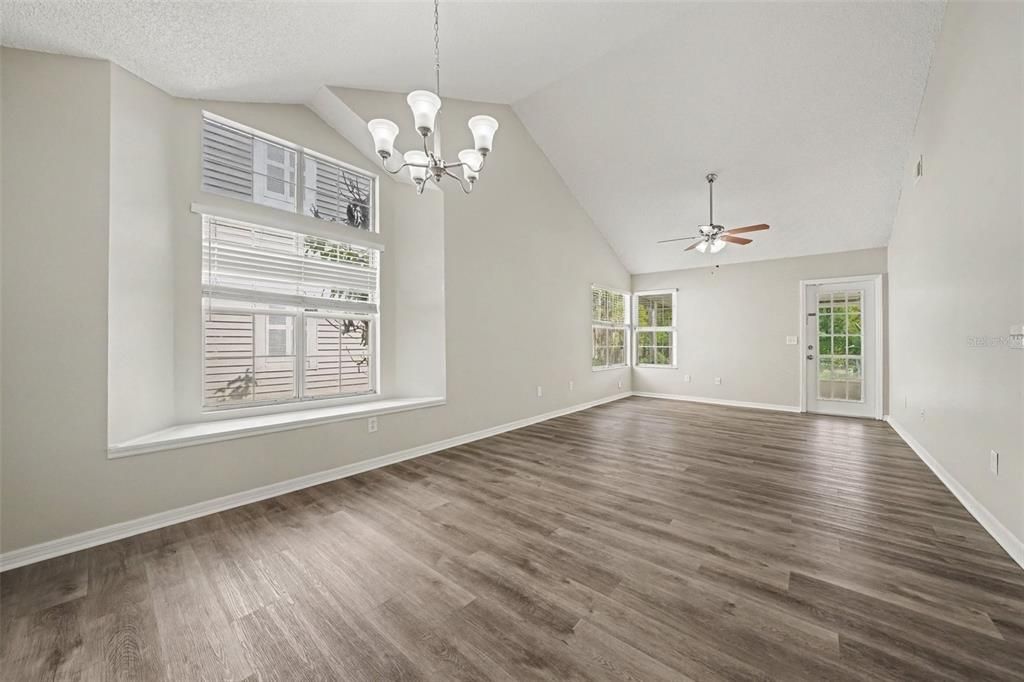 For Sale: $349,900 (2 beds, 2 baths, 1226 Square Feet)